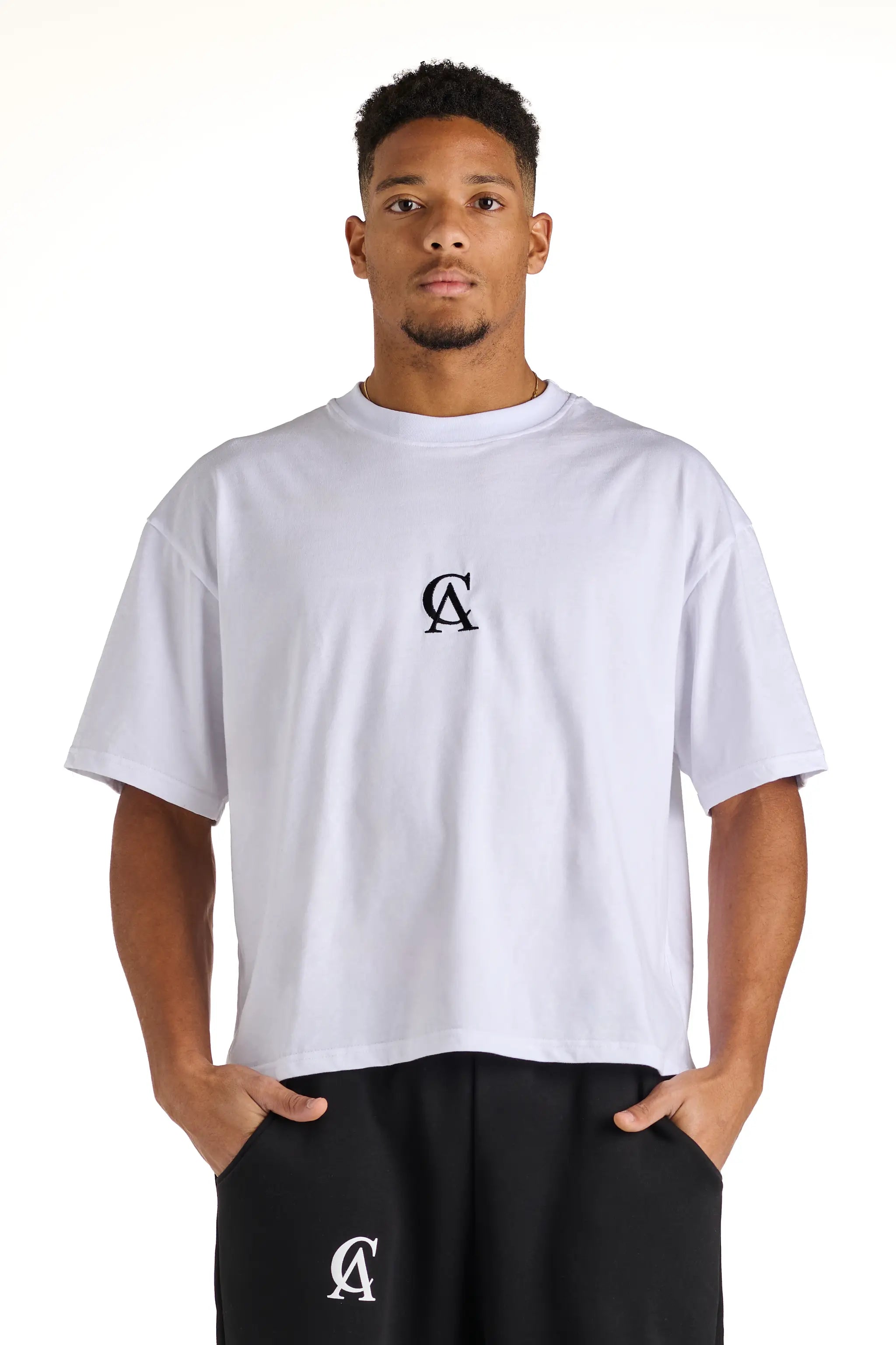 T-shirt bianca Andrea Carducci in cotone, design boxy fit casual, realizzata in Italia per uno stile versatile.