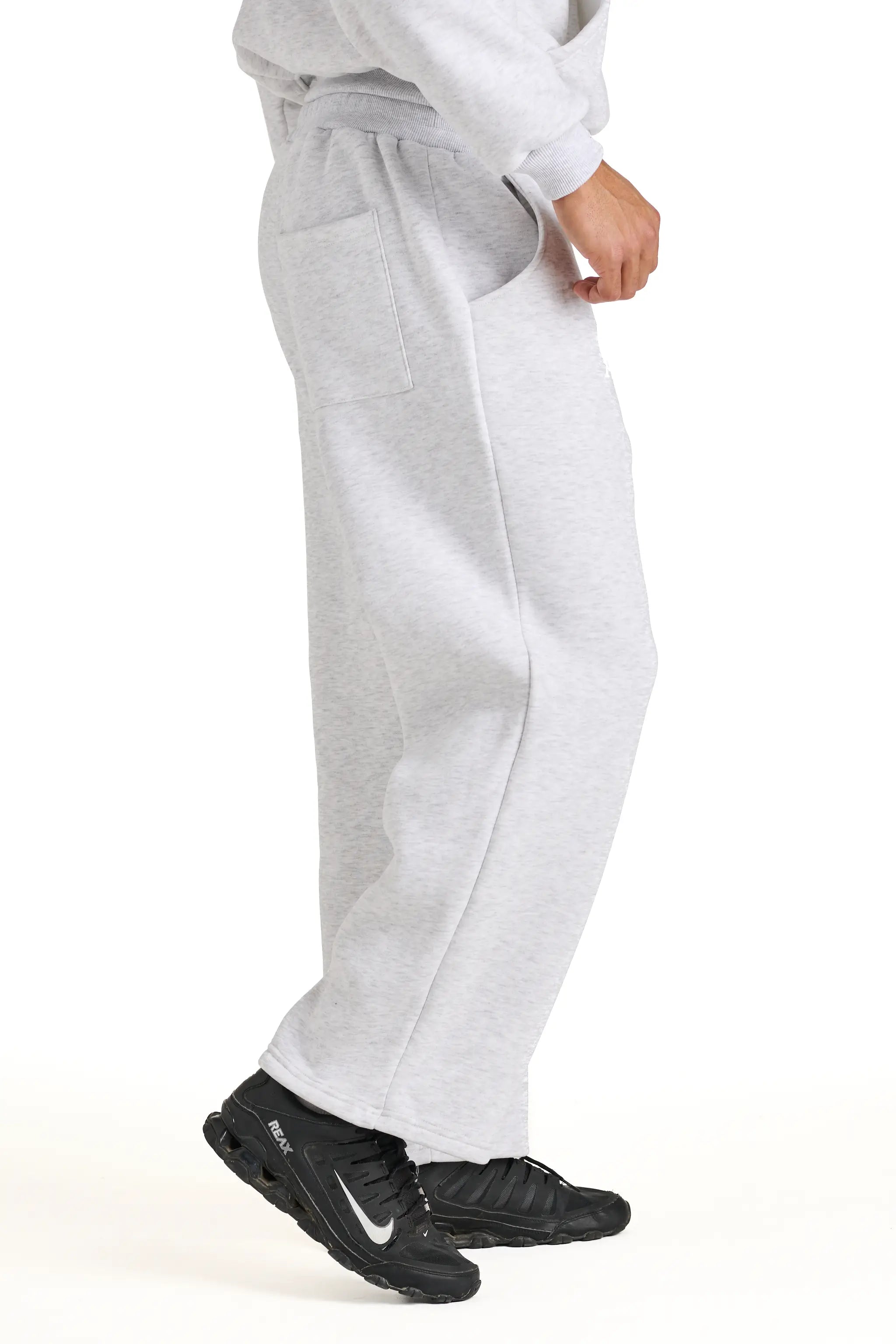 Close-up dei pantaloni della tuta grigi Andrea Carducci, in cotone, con coulisse in vita, stile boxy fit, made in Italy.
