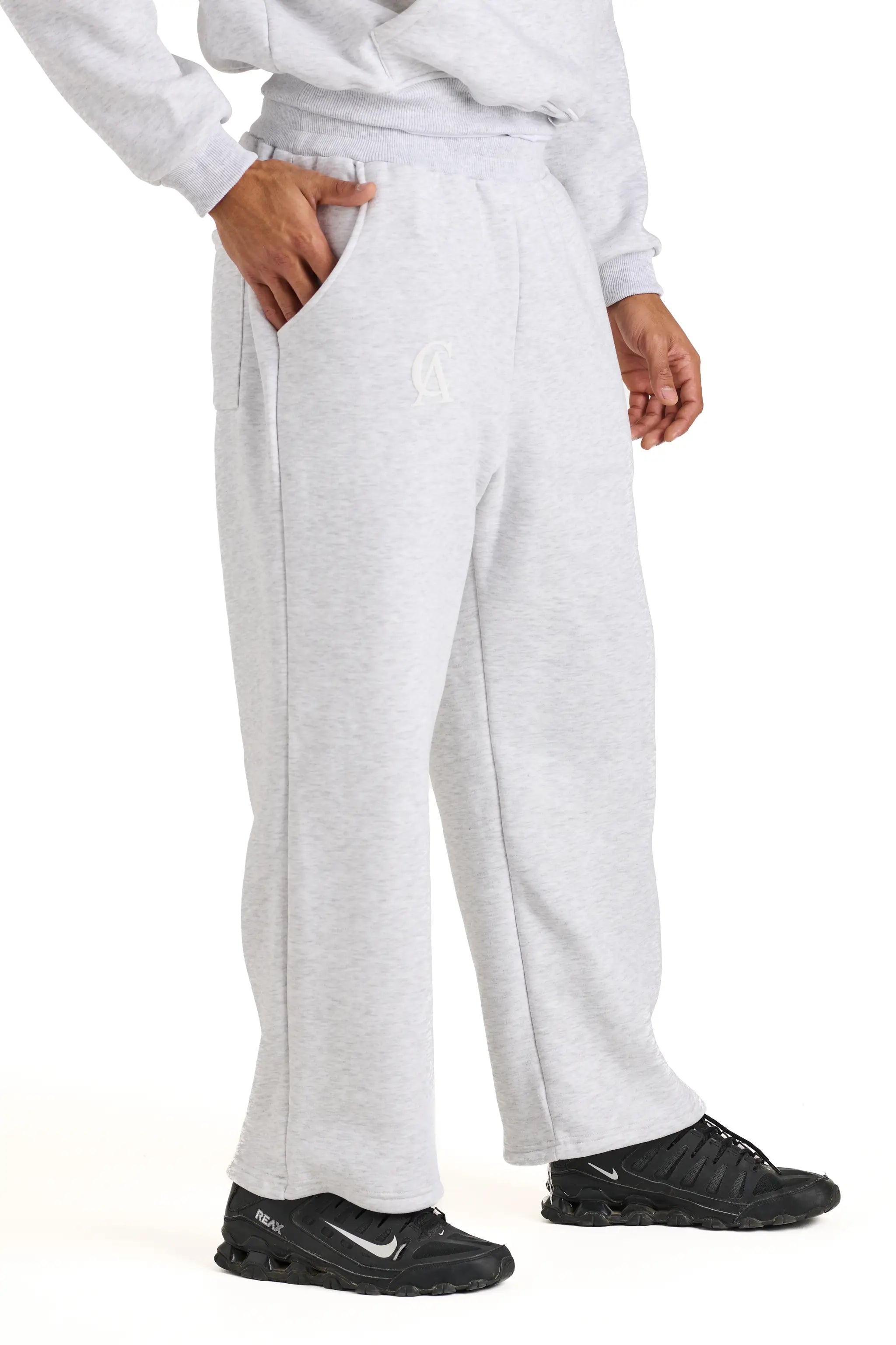 Dettaglio laterale dei pantaloni della tuta grigi Andrea Carducci, in cotone, boxy fit, made in Italy, stile casual.