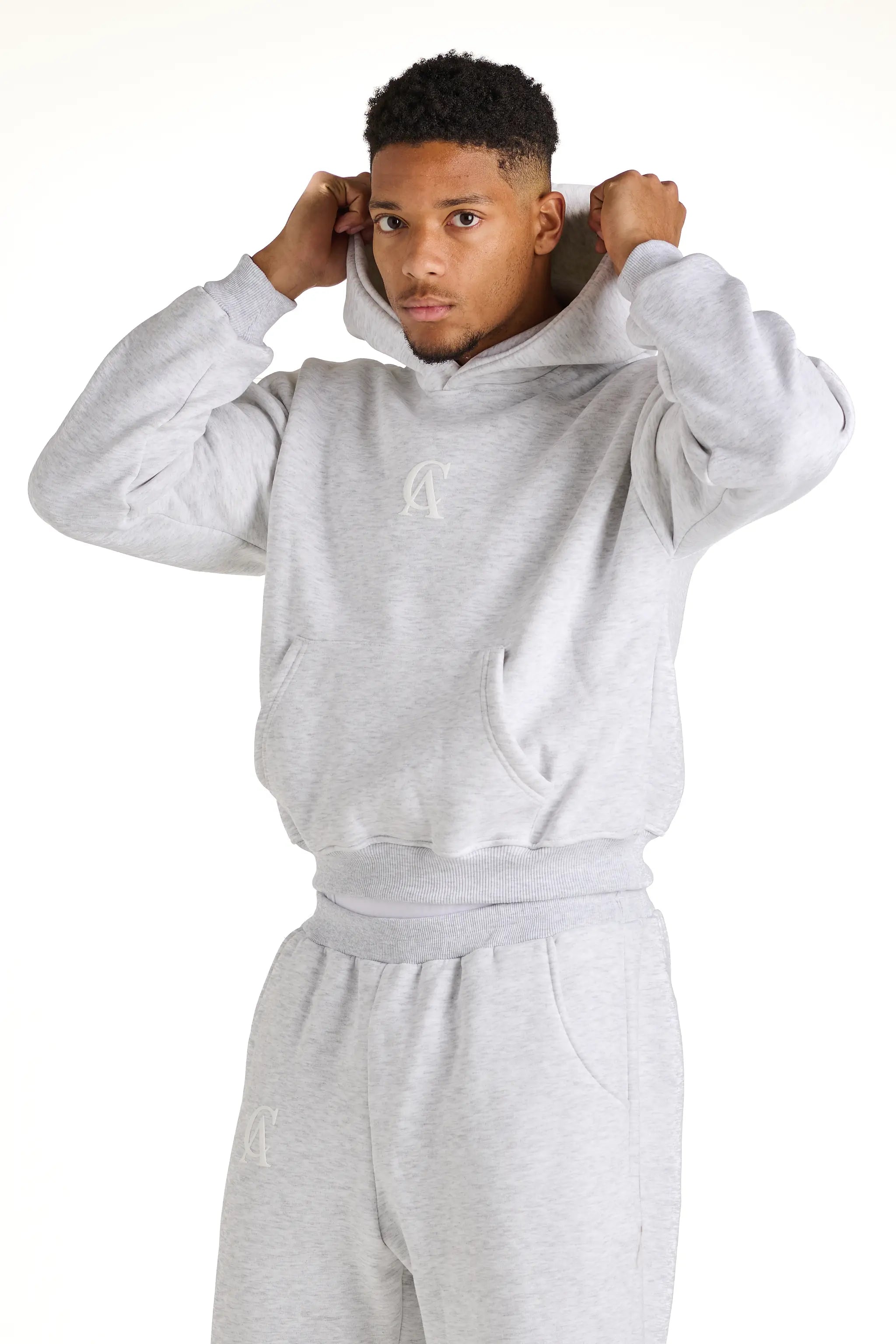 Felpa grigia in cotone, boxy fit, con cappuccio. Stile casual e moderno, made in Italy per un comfort quotidiano.