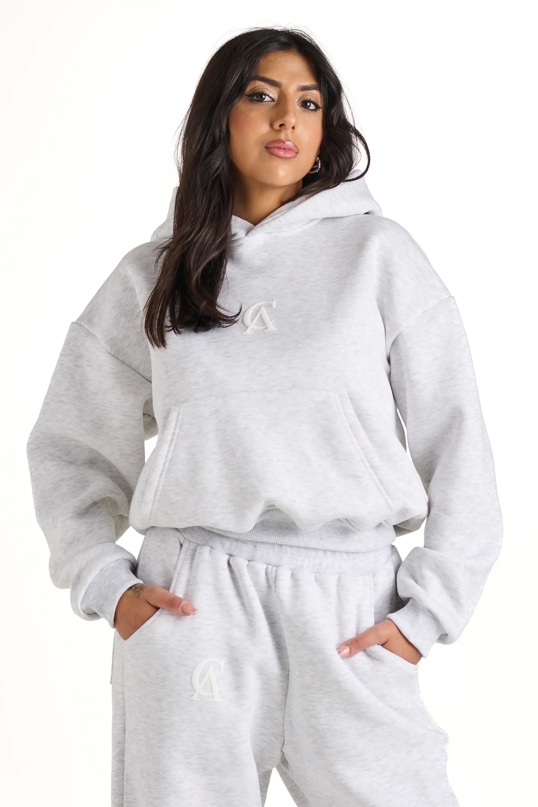 Felpa grigia in cotone con vestibilità boxy fit, stile casual, ideale per un look moderno e versatile. Made in Italy.