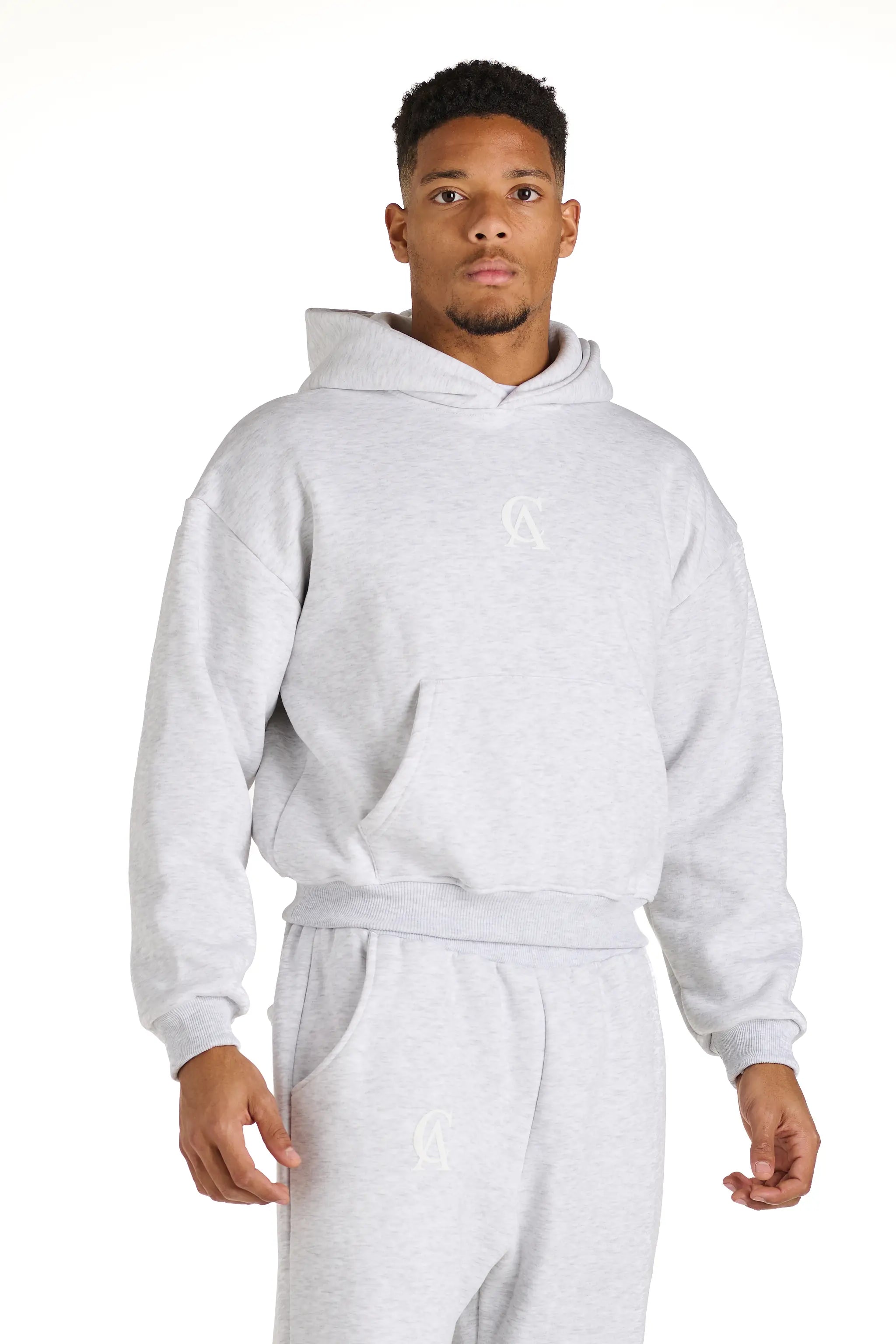 Felpa grigia in cotone, boxy fit, stile casual italiano. Perfetta per outfit minimalisti e comodi.