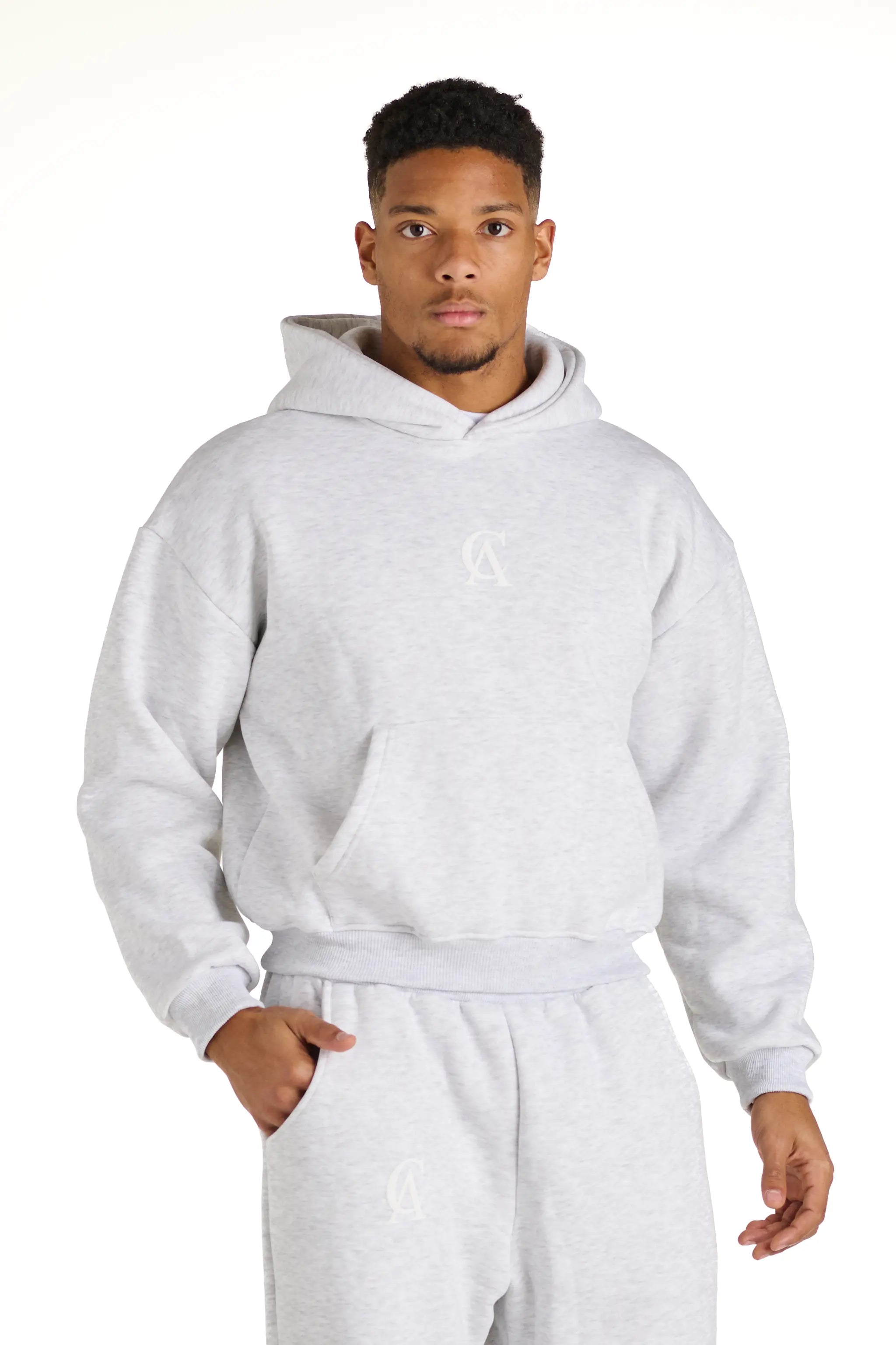 Felpa grigia in cotone, boxy fit, dallo stile casual made in Italy. Ideale per un look essenziale e versatile.