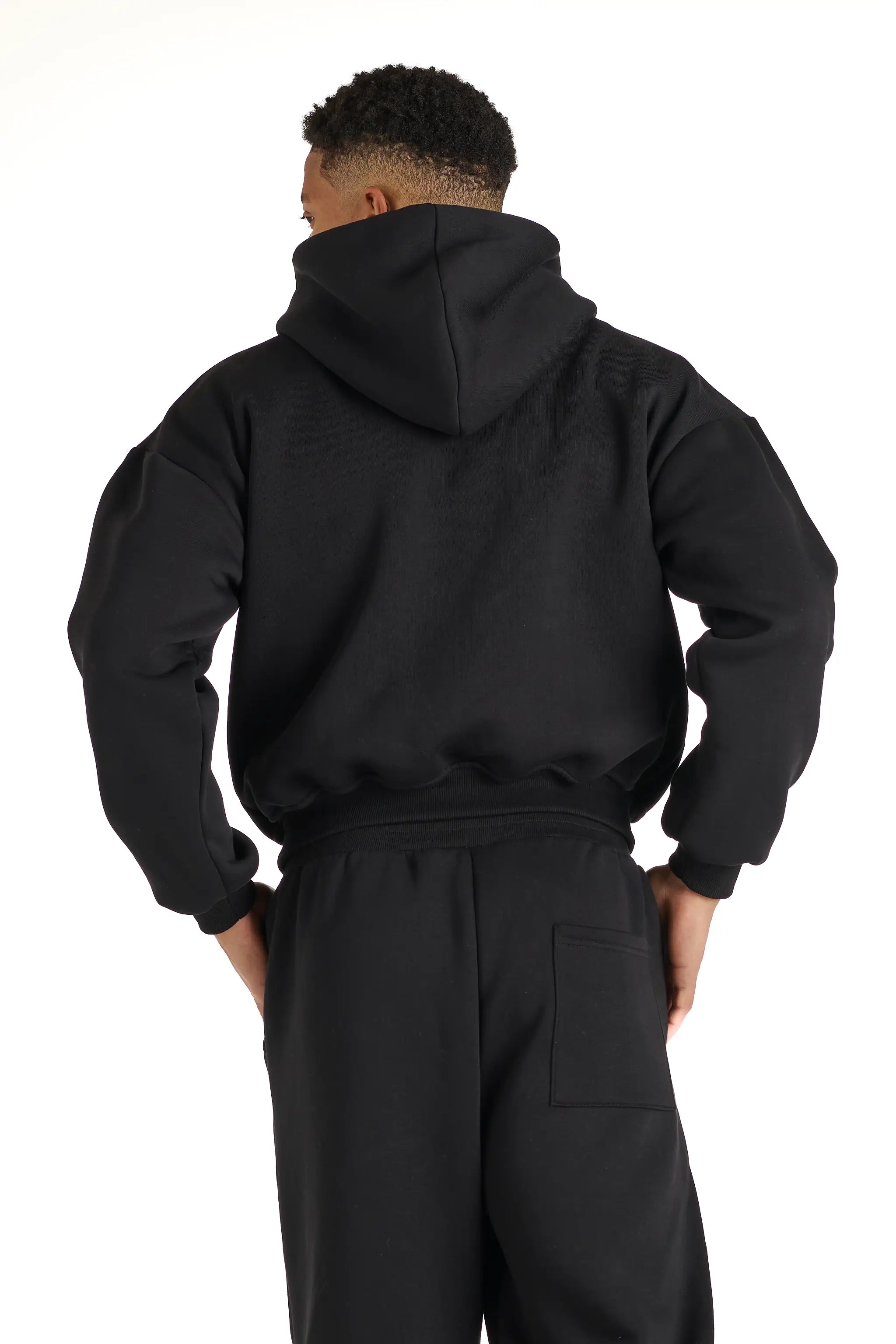 Vista posteriore della felpa nera unisex in cotone boxy fit, made in Italy.