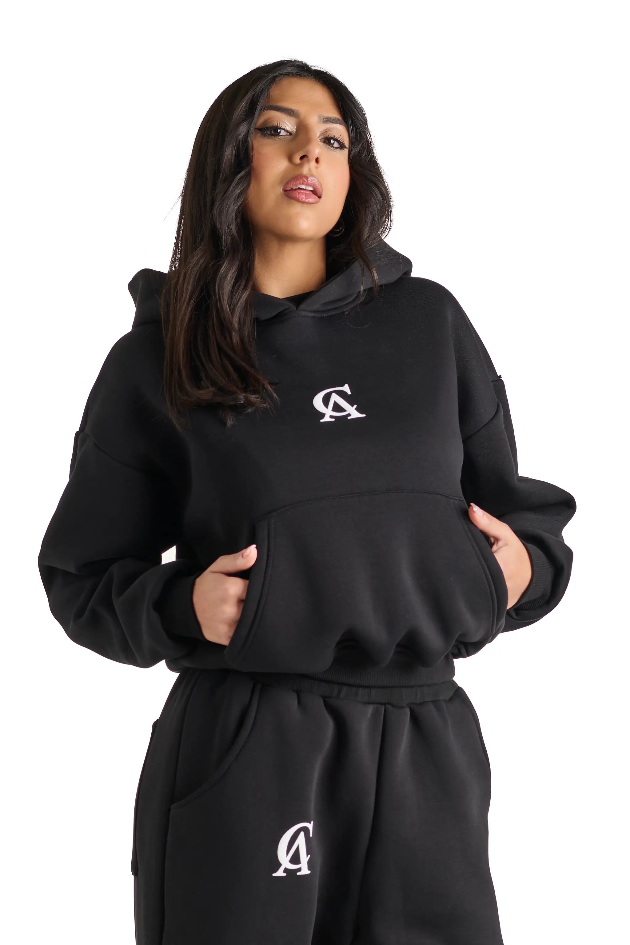 Felpa nera con logo bianco frontale, stile casual e moderno, made in Italy.