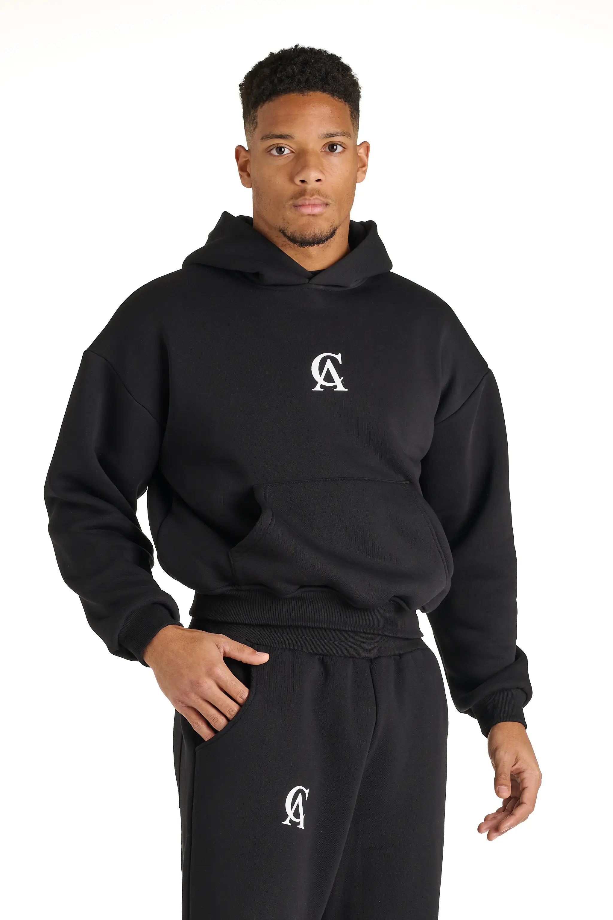 Felpa nera unisex con cappuccio e dettagli minimal, made in Italy.