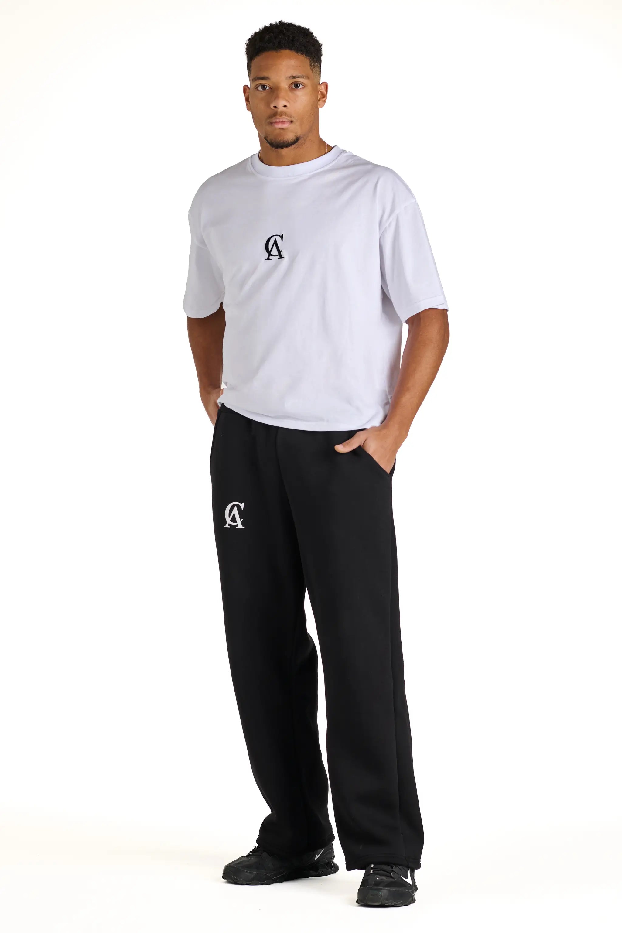 Look completo con t-shirt bianca Andrea Carducci e pantaloni neri, stile casual Made in Italy.