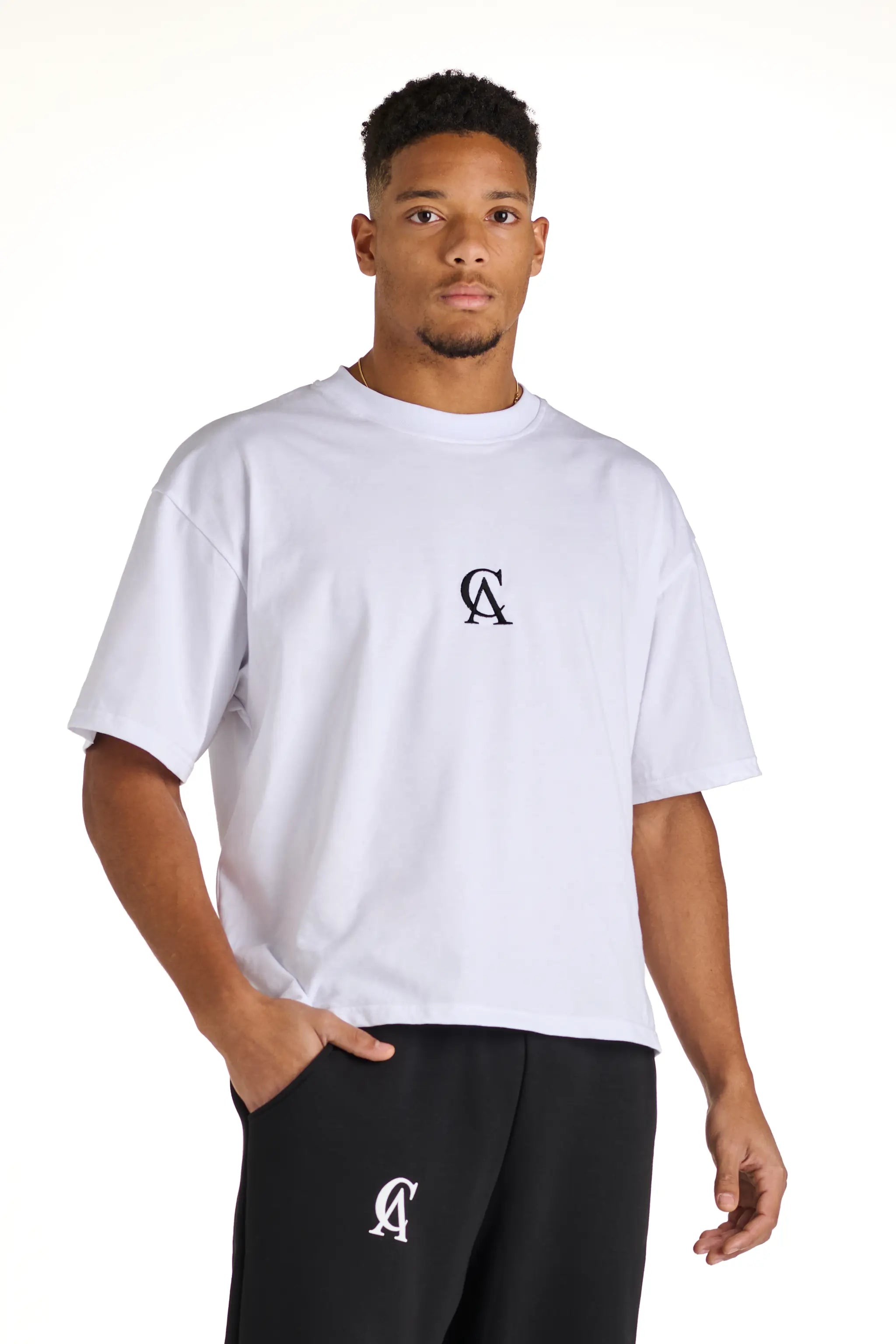 Modello con t-shirt bianca Andrea Carducci, perfetta per outfit casual e moderni.