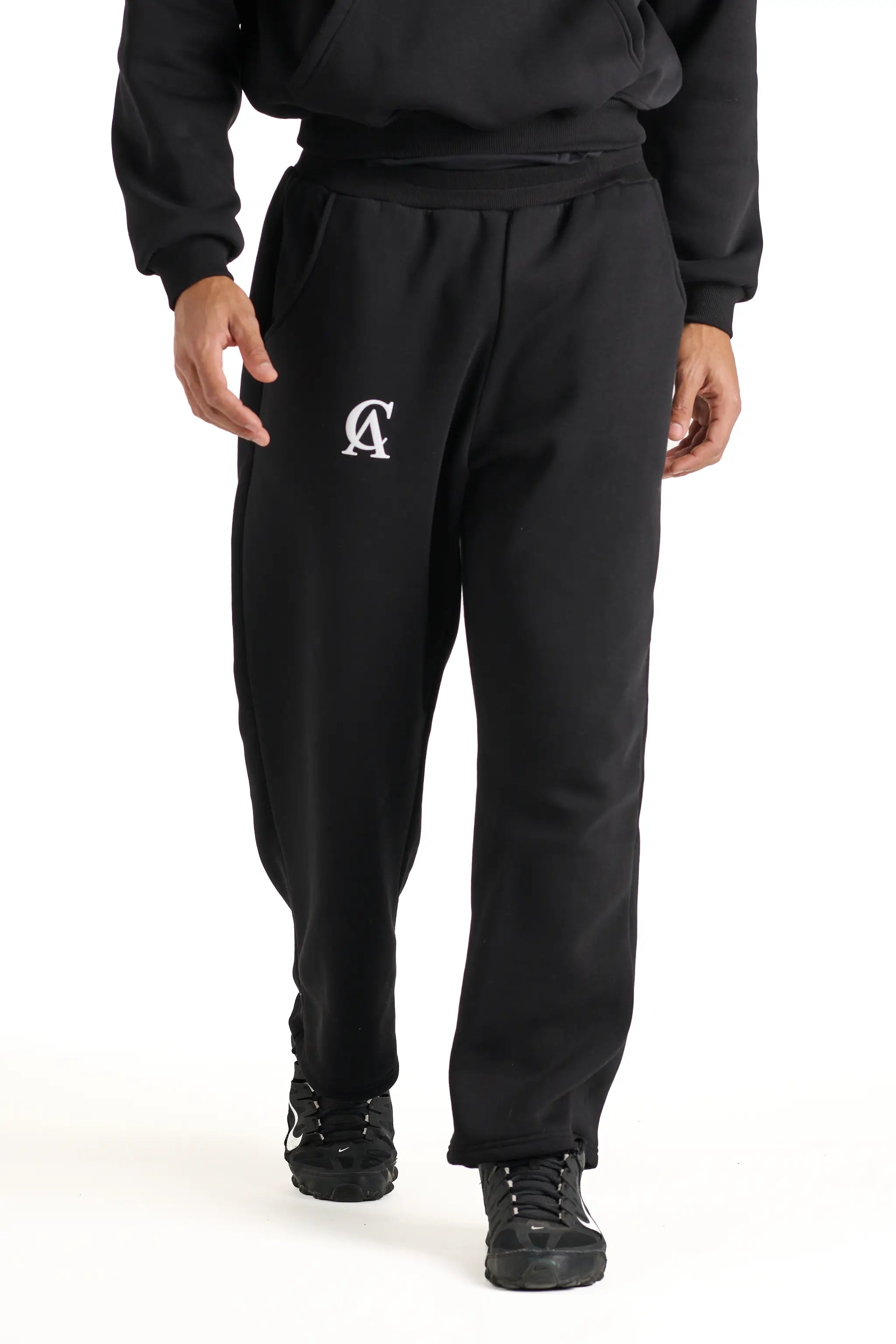 Dettaglio del design dei pantaloni neri Andrea Carducci in cotone, boxy fit con coulisse in vita, stile casual made in Italy.