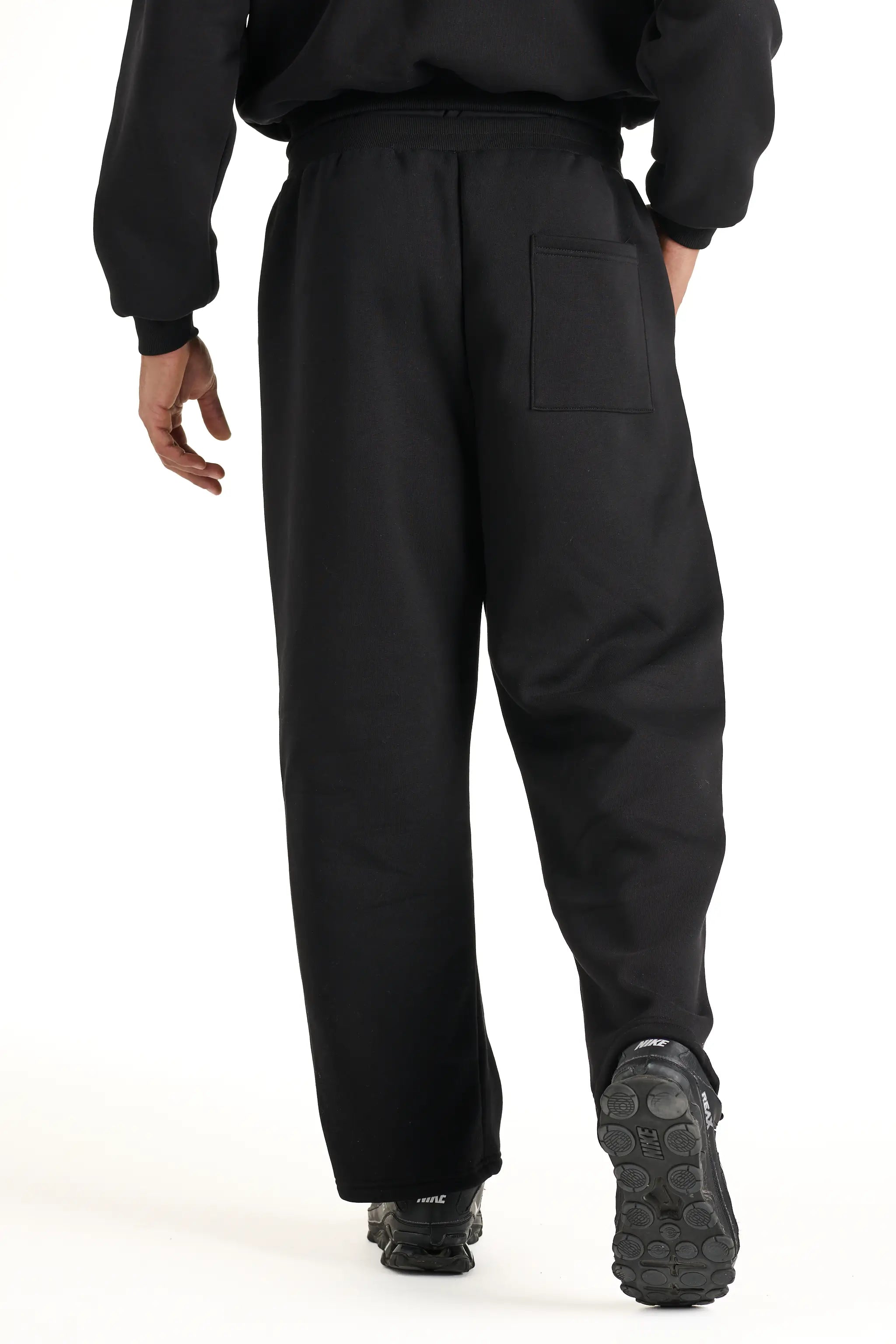 Retro dei pantaloni neri Andrea Carducci in cotone boxy fit, design con tasca posteriore, stile casual made in Italy.