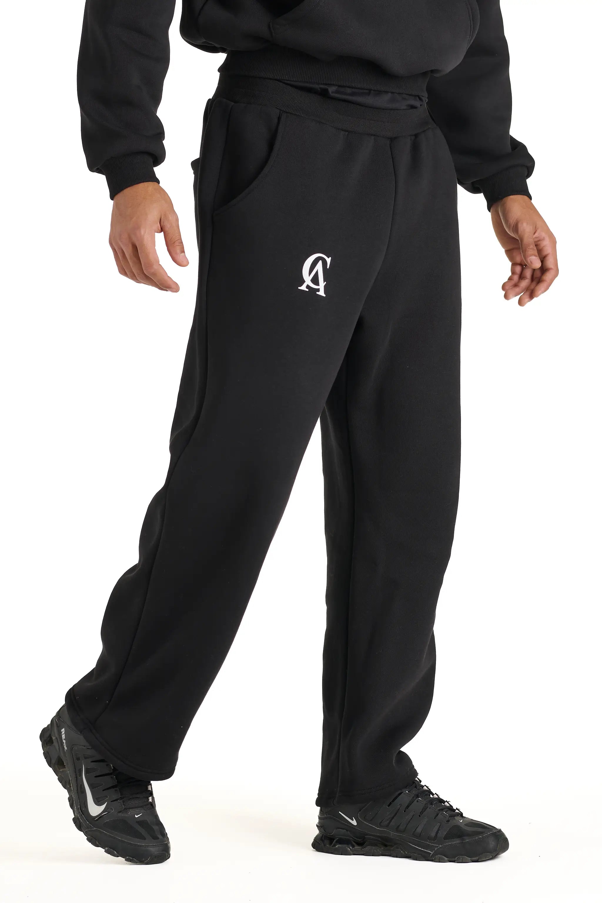 Vista laterale di pantaloni neri Andrea Carducci, design boxy fit in cotone made in Italy, stile casual.