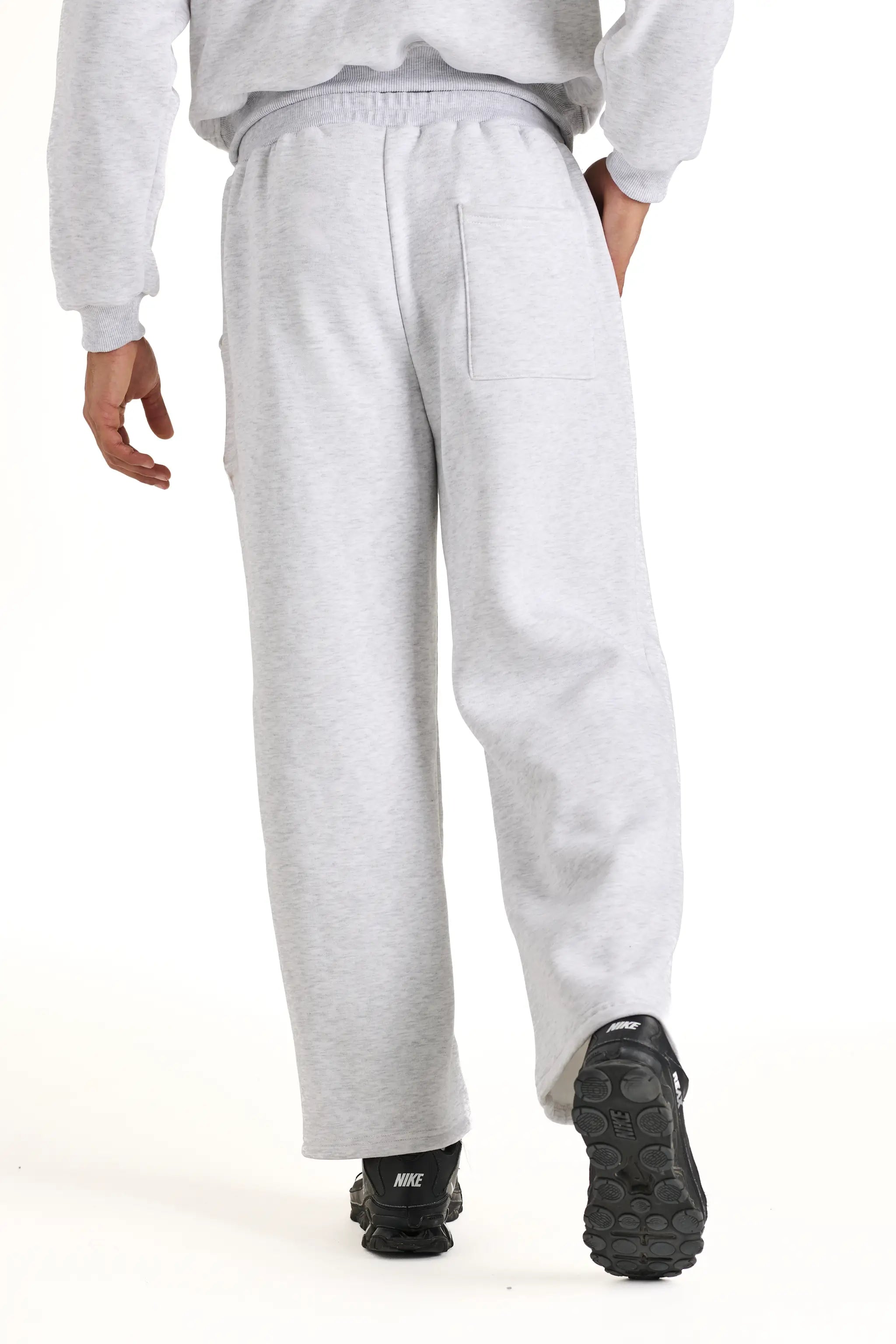 Vista posteriore dei pantaloni della tuta grigi Andrea Carducci, boxy fit, in cotone, made in Italy, con coulisse in vita.