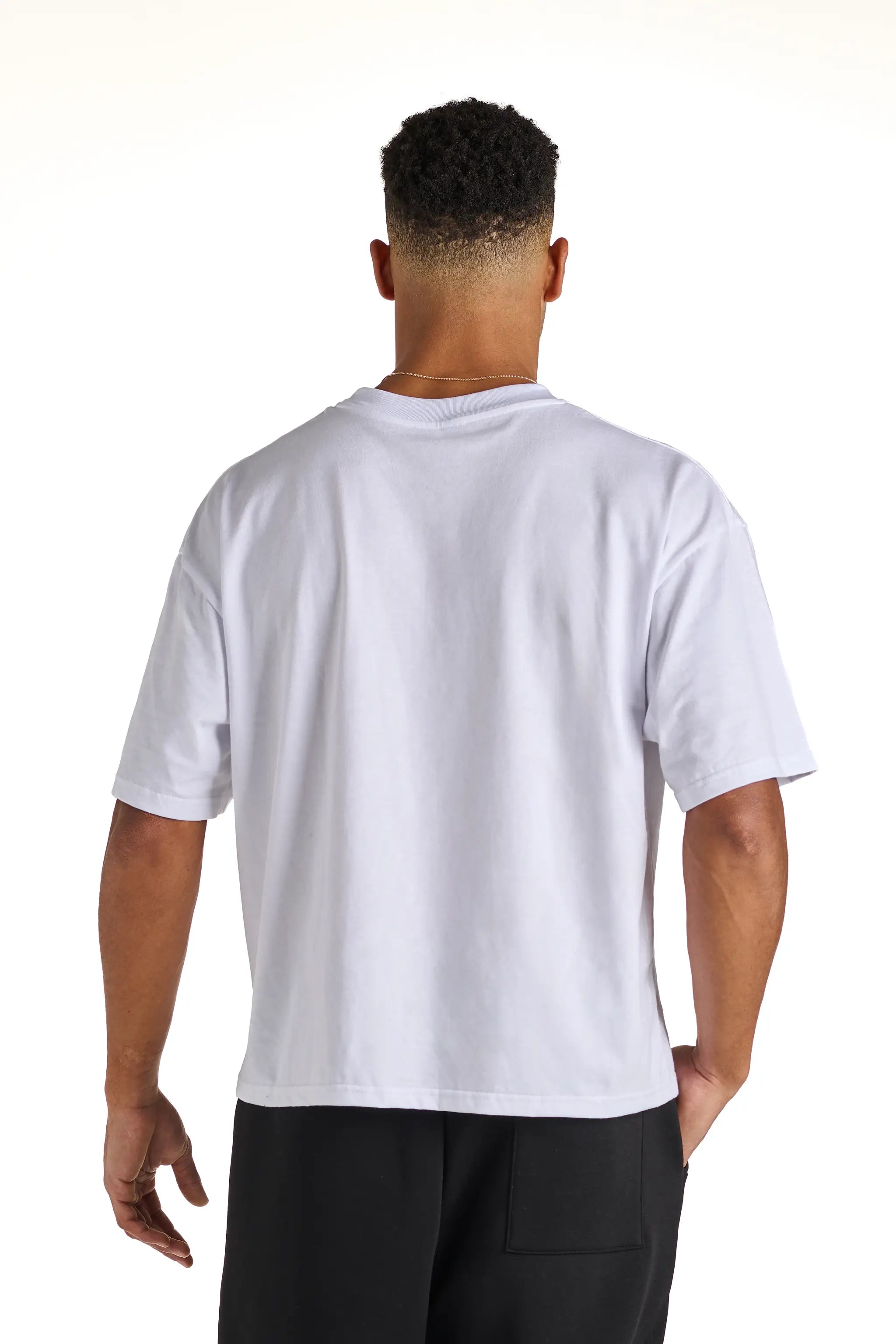 Retro della t-shirt bianca Andrea Carducci, boxy fit e tessuto in cotone italiano per un comfort quotidiano.