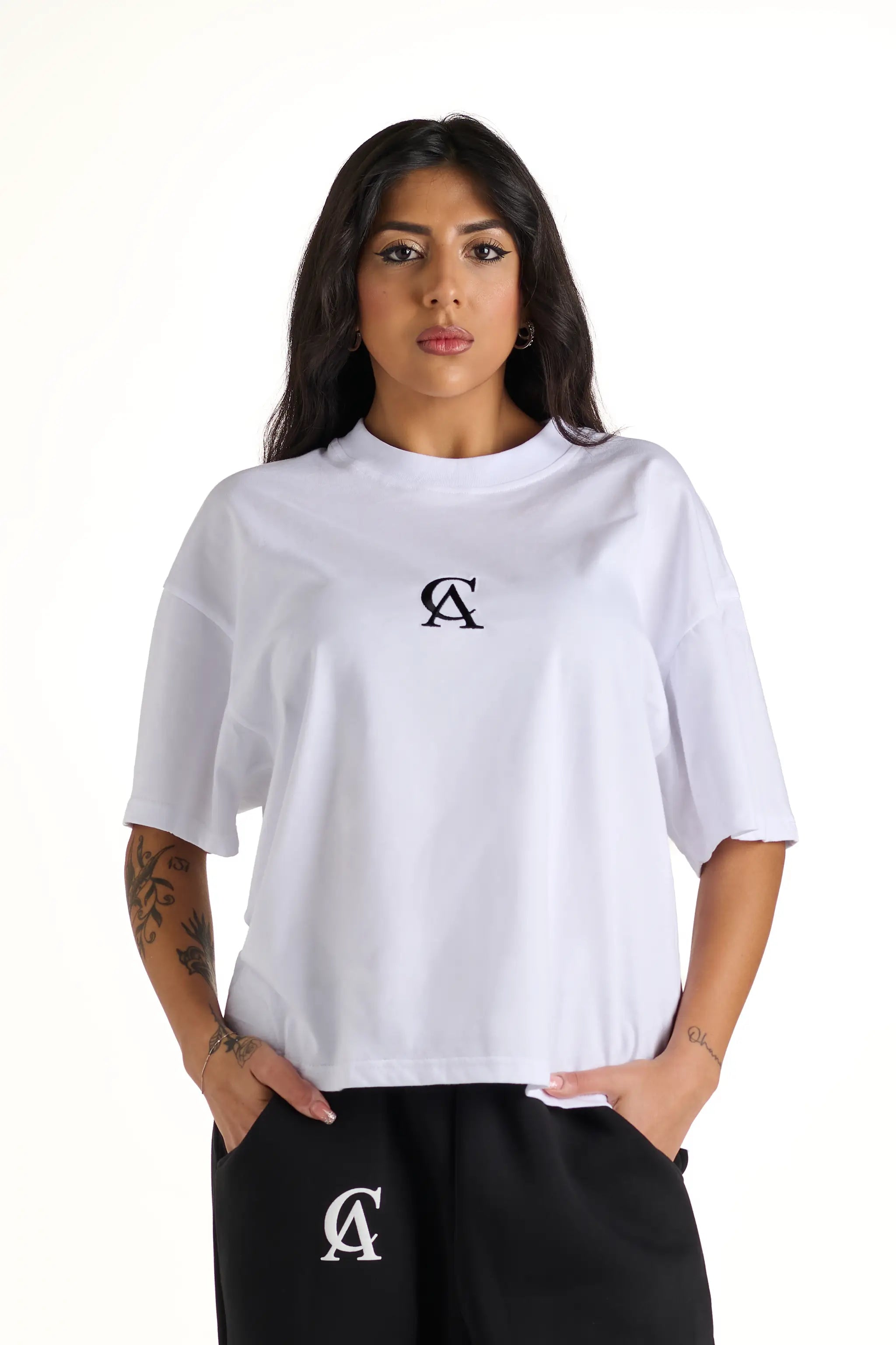 Look completo con t-shirt bianca Andrea Carducci e pantaloni neri, stile casual Made in Italy.