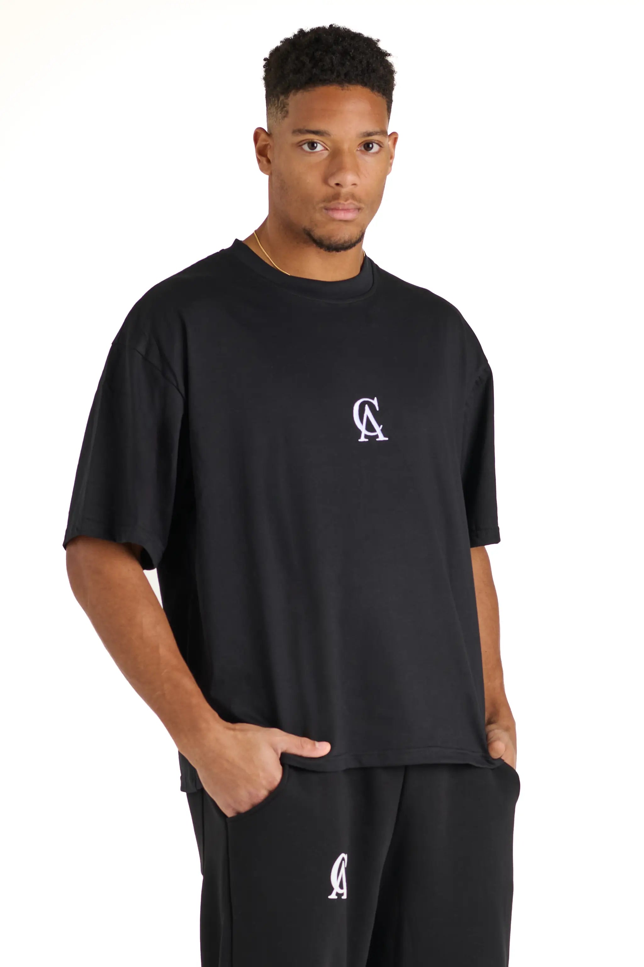 T-shirt nera Andrea Carducci indossata, stile boxy fit casual e minimalista.