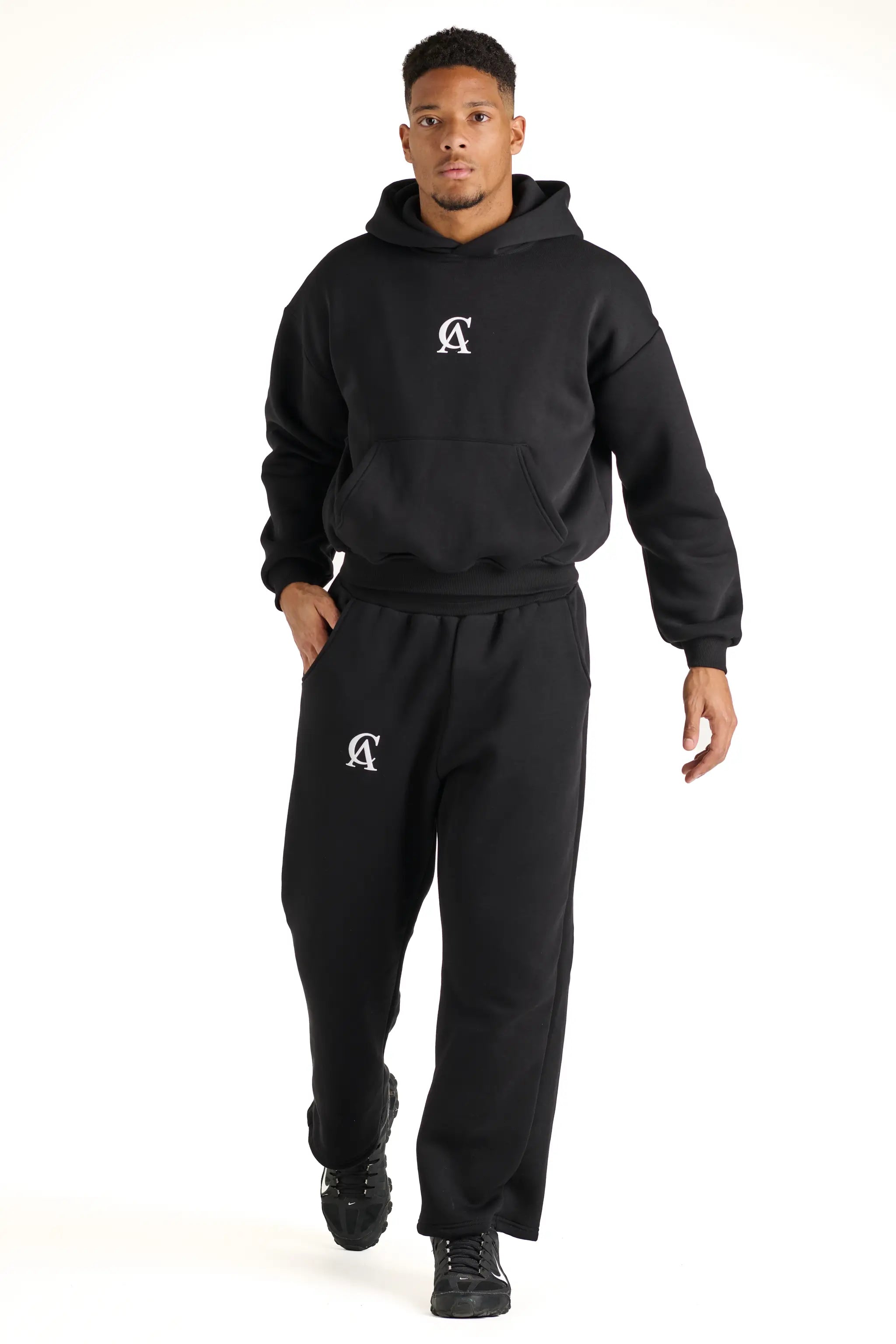 Tuta intera nera Andrea Carducci in cotone boxy fit con coulisse in vita, ideale per uno stile casual Made in Italy.