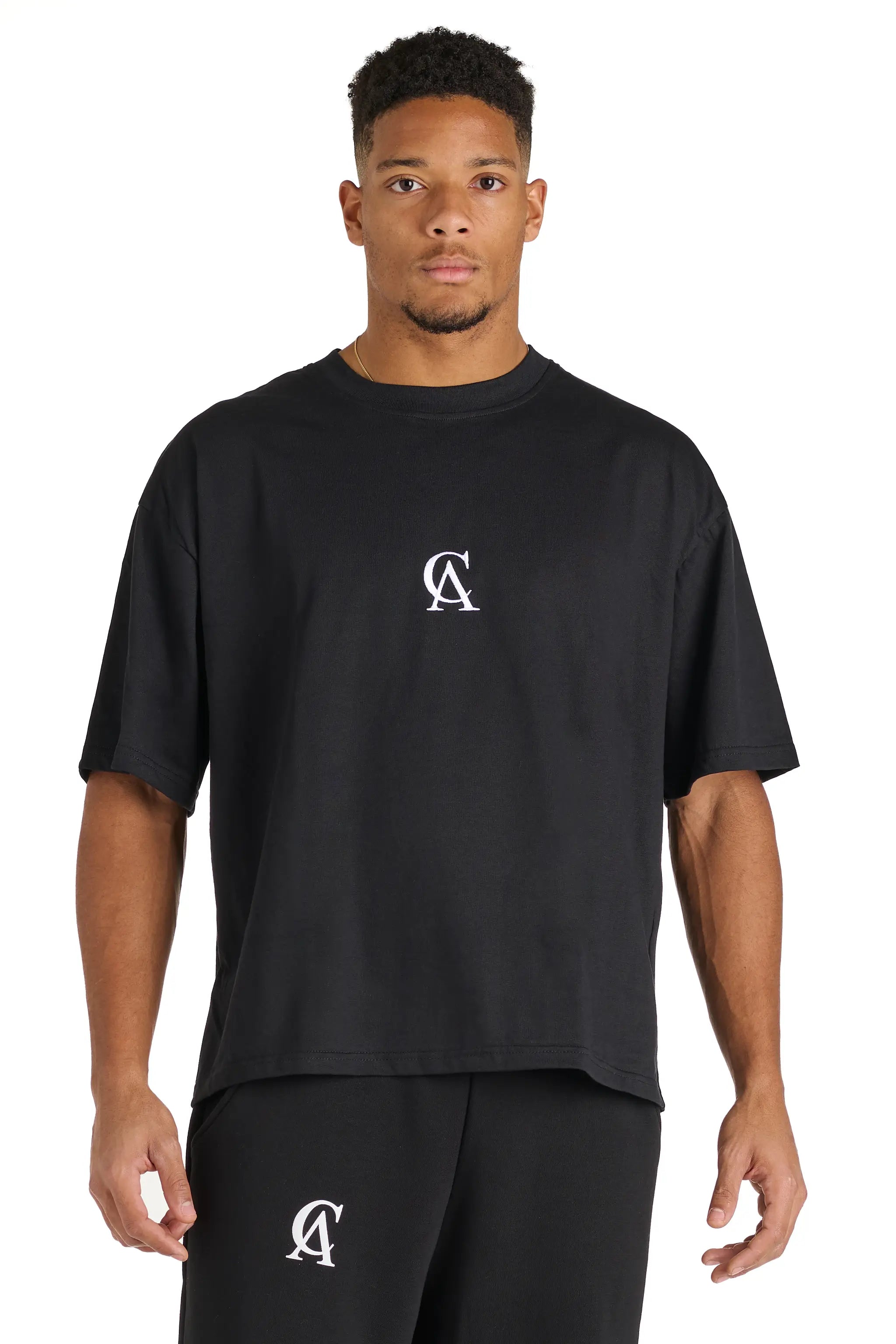 Vista frontale t-shirt nera Andrea Carducci in stile casual e boxy fit.